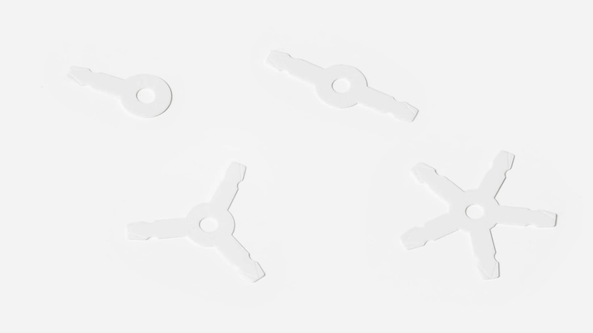 White connectors are found in early generations of Strawbees kits.