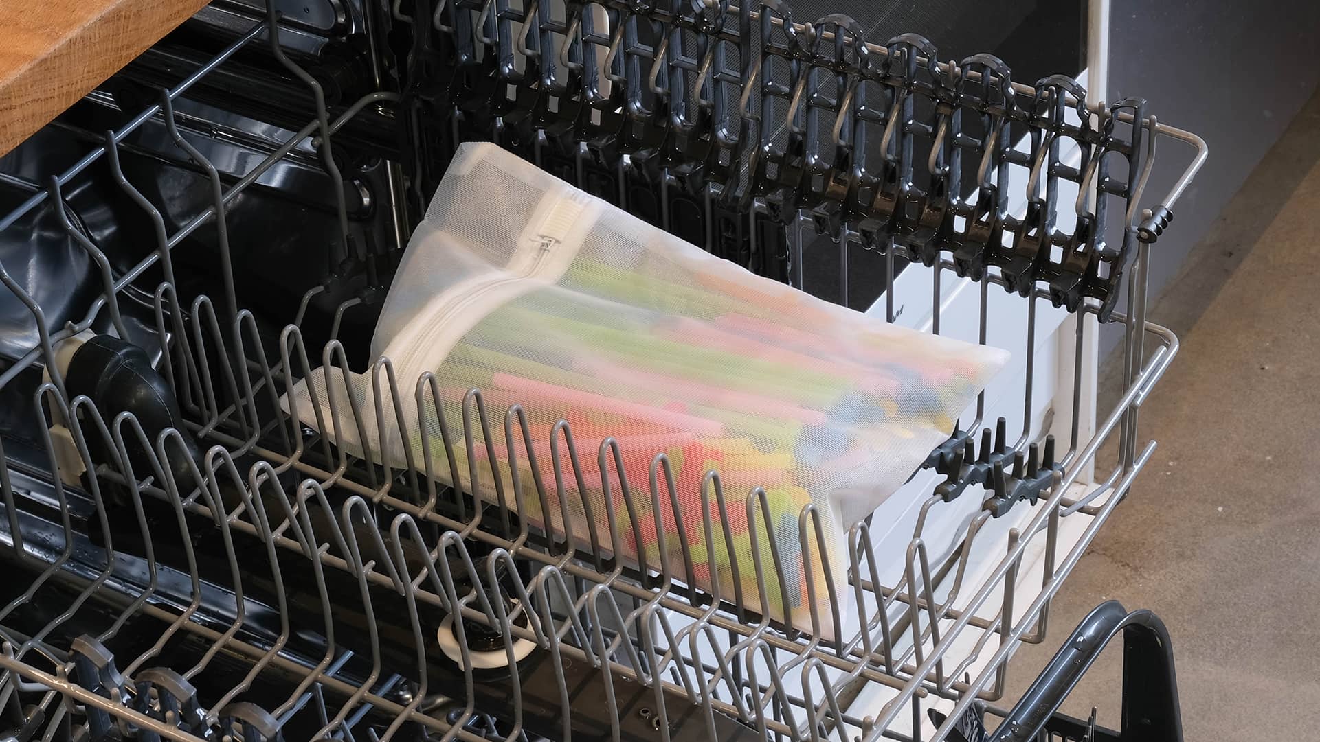 \[29] Dishwasher for placing the mesh bag of pieces inside.