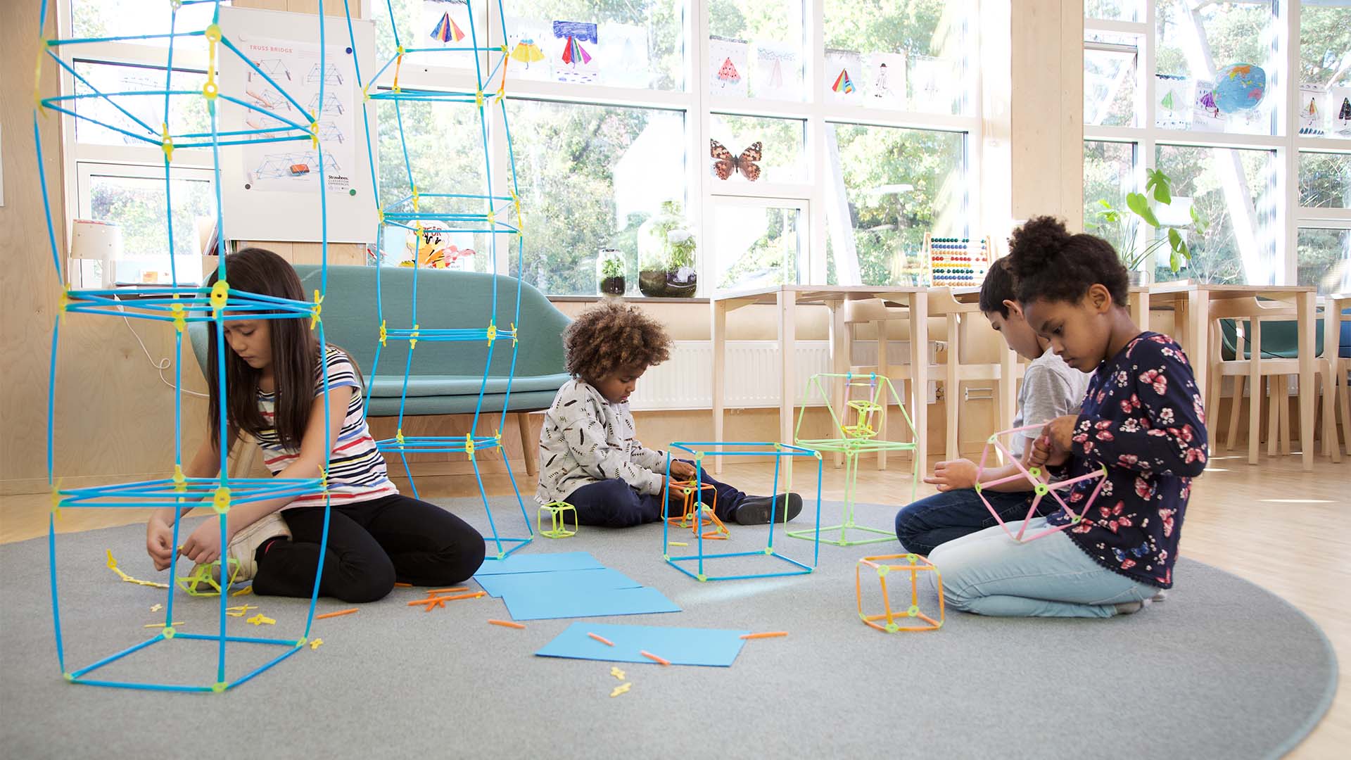\[3] A simple cube can be connected into a large tower or recreated into various scales.
