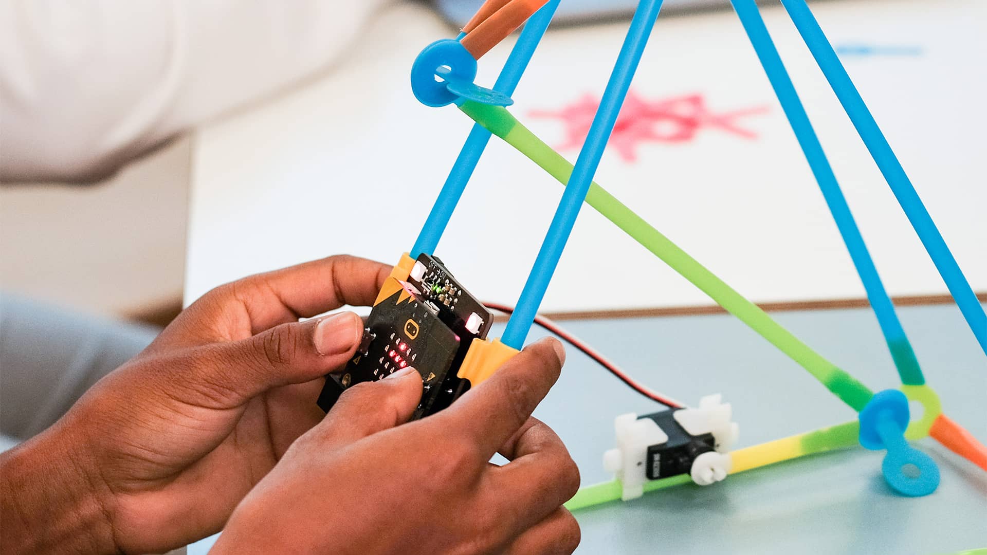 https://classroom.strawbees.com/media/pag_pro_robotic-inventions-for-microbit-10-pack_strength_constructing-with-code-and-electronics.jpg